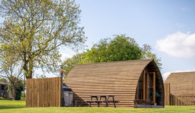 Rural Ensuite Wooden Cabin With Wood Fired Hot Tub