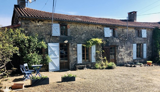 Rural farmhouse with pool, panoramic views & just 30 minutes from Puy du Fou