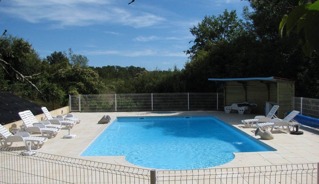 Rural family cottage for 6, shared pool, own terrace & garden, ping-pong table.