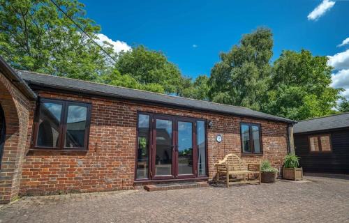 Rural Farm Cottage nr Canterbury - logburner, parking, 2bed and 2bath -idyllic setting