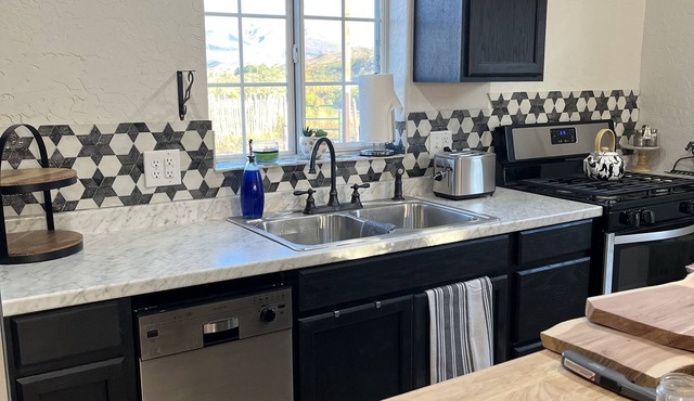 Rural farmhouse minutes from Caballo Lake!