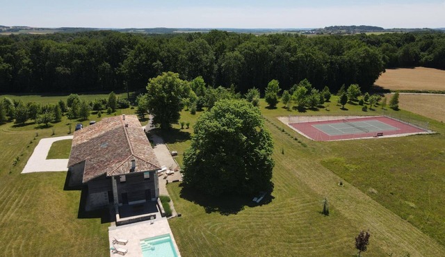 Rural house with pool, private tennis and WIFI