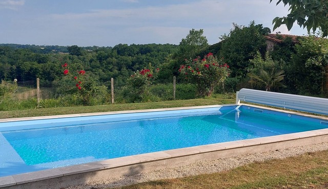 Rural cottage with pool, secluded garden