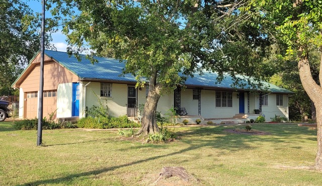Rural Gem! Recently Remodeled and Redecorated 3/2/2 Farmhouse on 24 Acres