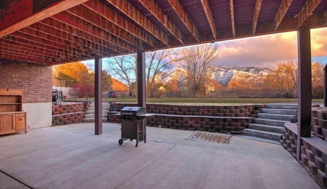 Rural Getaway 4-bedroom Basement Unit in Quiet Uintah