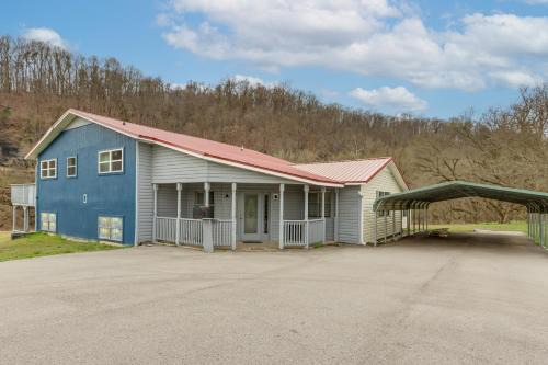 Rural Group Getaway with Creek Access in Berryville!