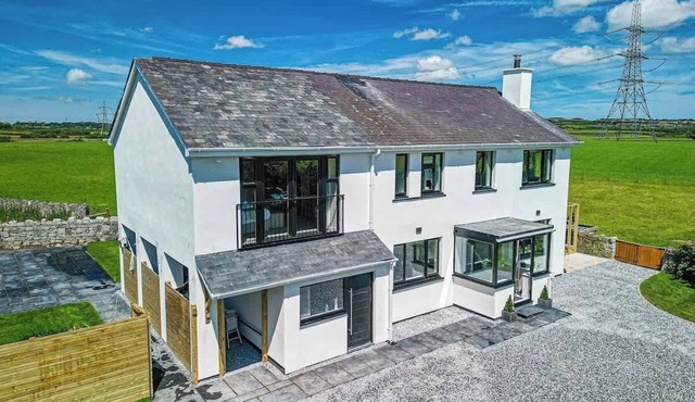 Rural Hideaway with Hot Tub, Orchard & Games Room