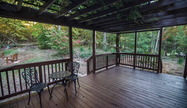 Rural Hillside Retreat/Charming 3 Bedroom with Hot Tub and Mountain Views