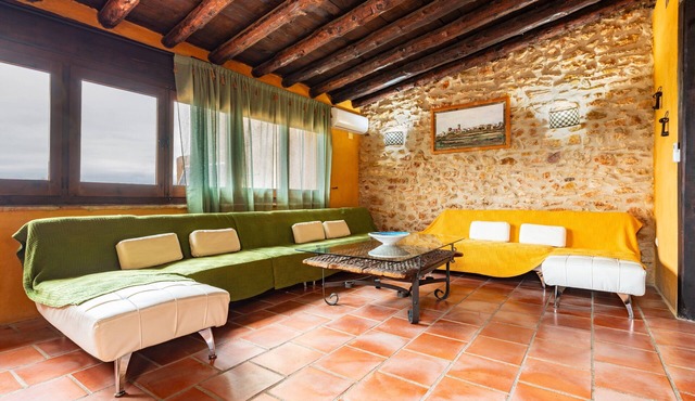 Rural Holiday Home 'El Trull' with Mountain View, Wi-Fi and Air Conditioning