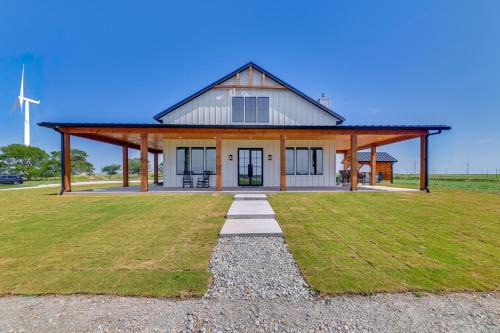Rural Home w/Hot Tub < 7 Mi to Winery & Golfing