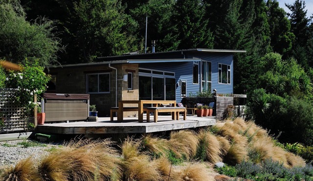 Rural home with mountain views, large deck with spa pool, 15 minutes from Wānaka