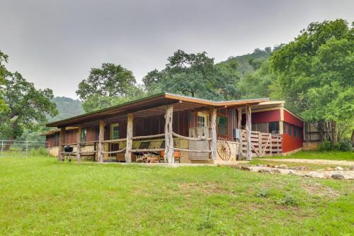 Rural & Horse-Friendly Cabin ~ 24 Mi to Bandera!