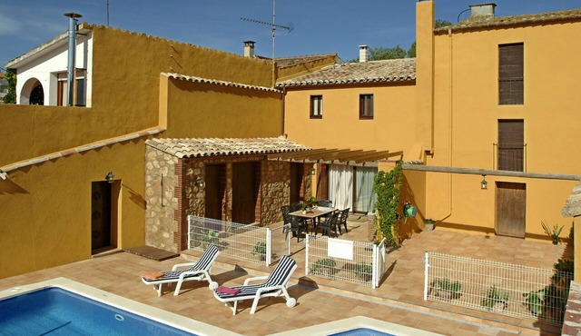 Rural house with private pool, close to the mountains and vineyards.