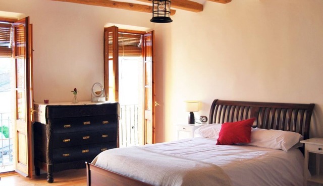 Rural house with patio and barbecue. Ideal for families and pets. 1 hour from Barcelona