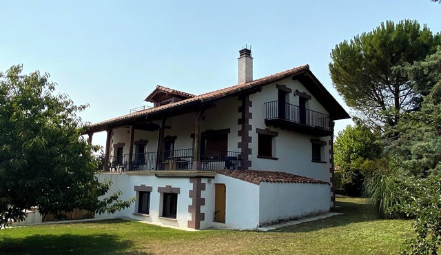 Rural house 10 minutes from pamplona with large garden and games room