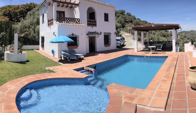 Rural house 15 minutes away from the beach. Private swimming pool and free WIFI