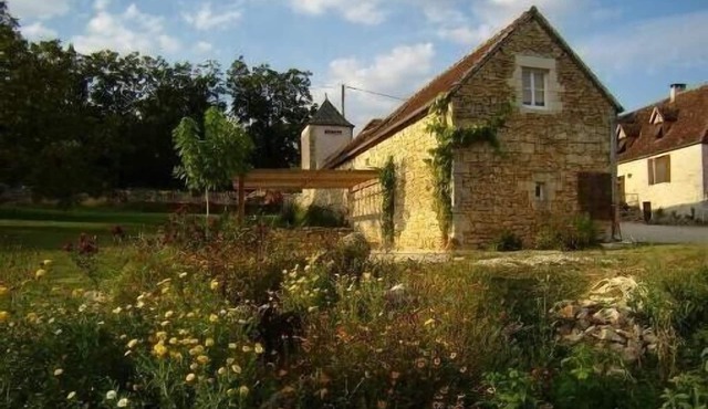 Rural house and its free vegetable garden, near Martel