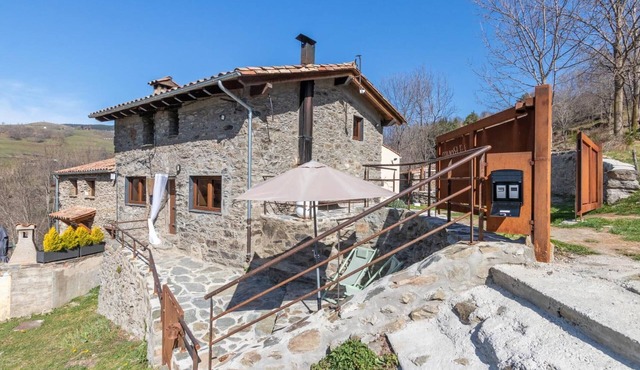Rural House 'El Roure' with Mountain View, Private Pool and Wi-Fi