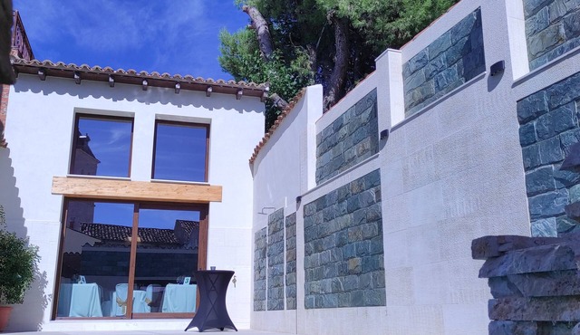 Rural house with swimming pool-jacuzzi "La Encomienda de Oreja".