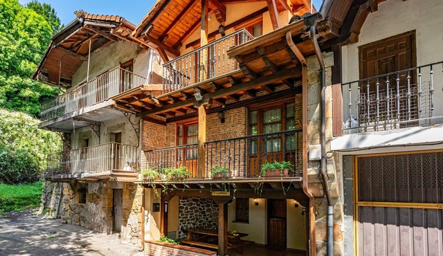Rural House 'El Campano' with Mountain Views, Private Terrace and Wi-Fi