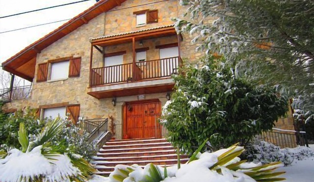 Rural House (Full Rental. 6 rooms with bathroom) 12 pax in GREDOS.