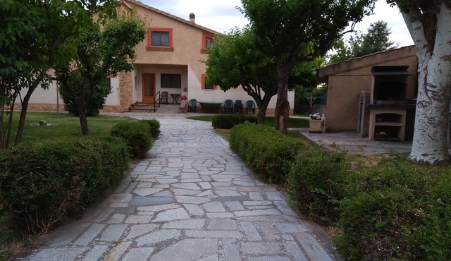 Rural house Las Tuyas, 6-8 places, next to ciud Segovia, garden, pets, internet