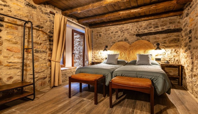 Rural House 'Parreta Estancia El Refugio' with Mountain Views, Private Terrace and Private Garden