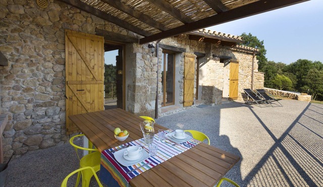 Rural House-Farmhouse near the Costa Brava and Pyrenees.