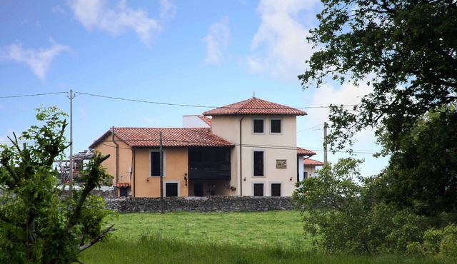Rural House Gallu Juancho. Between Lastres and Ribadesella and in front of the sea.