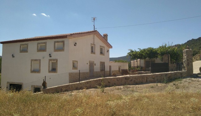 RURAL HOUSE IDEAL FOR CELEBRATIONS, LARGE LIVING ROOM, BARBECUE, 18 PEOPLE