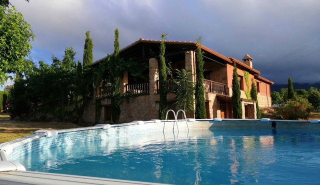 Rural house ideal for families and animals.