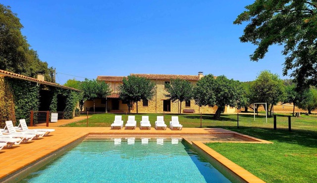 Rural house in Girona. 11 bedrooms, up to 30 people, private pool.