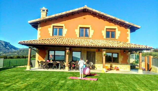 Rural house near Estella and the source of the Urederra, accessible for 14-16 people.