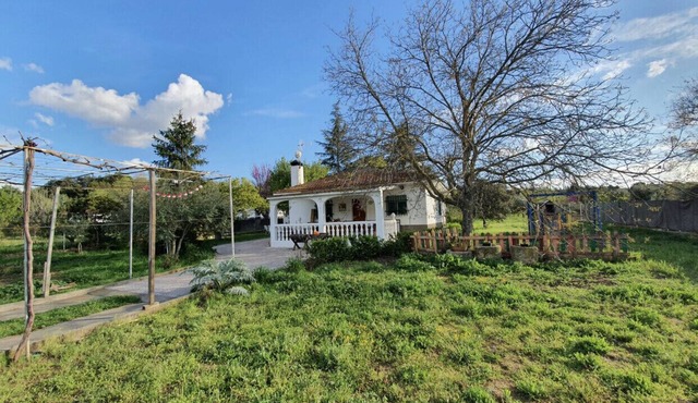 Rural house next to the river with private pool, fireplace, swings and barbecue.
