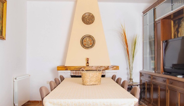 Rural House Señorío de Ves for 17 people with swimming pool, barbecue and leisure area.