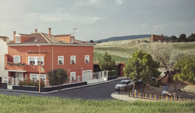 RURAL HOUSE THE WILLOW. 2.5 km from the city of Cuenca. Groups of up to 23 people