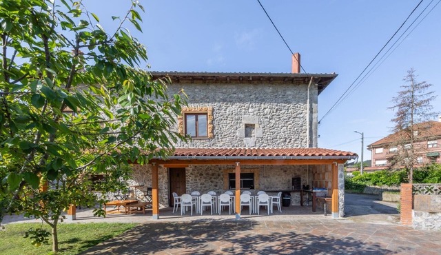 Rural House 'Trasmiera' with Private Terrace, Private Garden and Wi-Fi