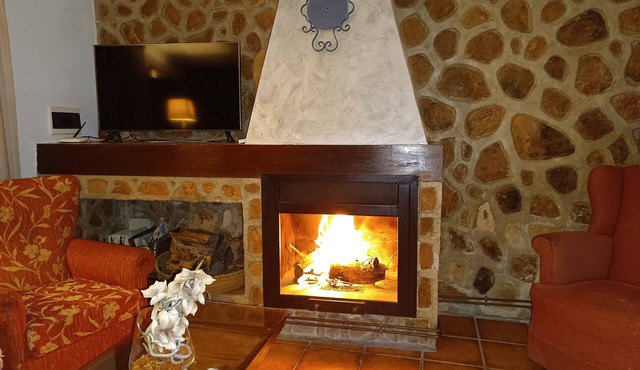 Rural house with private swimming pool, for families and friends.