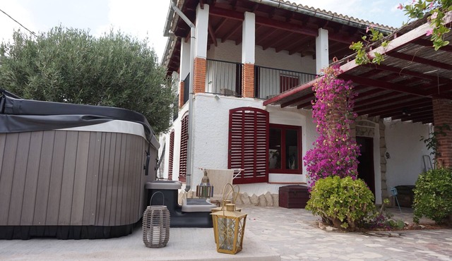 Rural house with all comforts, quiet, not overlooked, 6 p, private pool