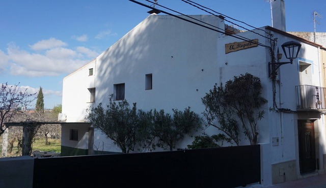 Rural house with garden, barbecue and swimming pool. Sea, mountains, culture, hiking!
