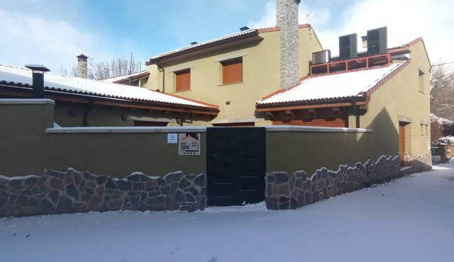 Rural House * With heated swimming pool and hydromassage in the heart of the Palencia Mountains.