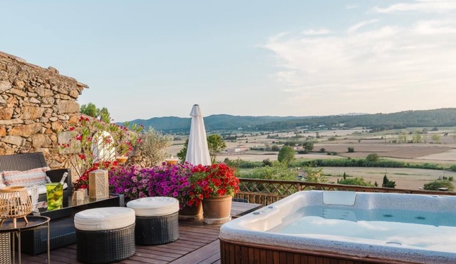 Rural house with jacuzzi in Pals