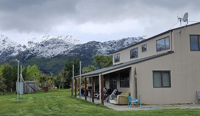 Rural, idyllic, and 360 degree views! Spacious and only 15 minutes from Wanaka.