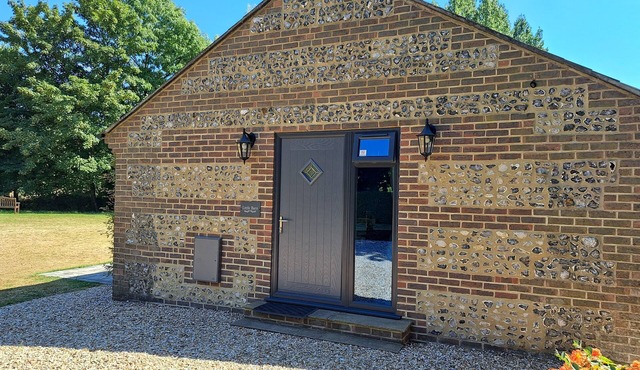 Rural Idyllic Bolthole for 2 on the Bank of the River Cerne With Large Garden.