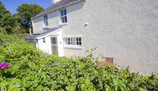 Rural location, surrounded by farmland, ancient green lanes, footpaths & woods.