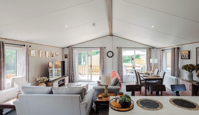 Rural Lodge - Sleeps 4 - Parking - Fishing Lake