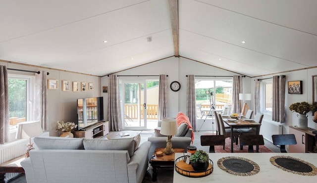 Rural Lodge - Sleeps 4 - Parking - Fishing Lake