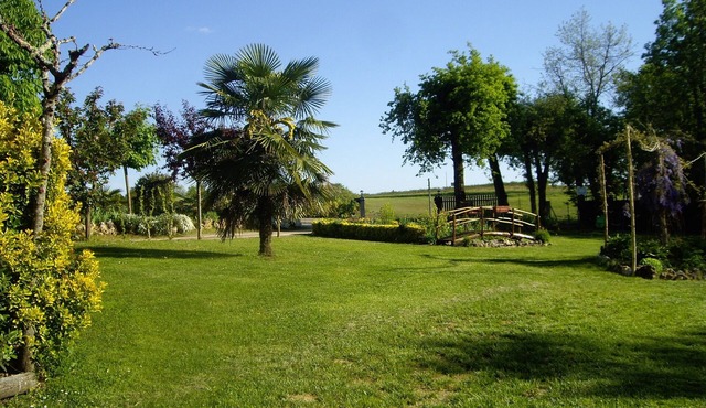Rural lodging chenes in a cardre of greenery and flowers.