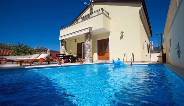 Rural luxury villa between sea and mountain with outdoor pool and whirlpool