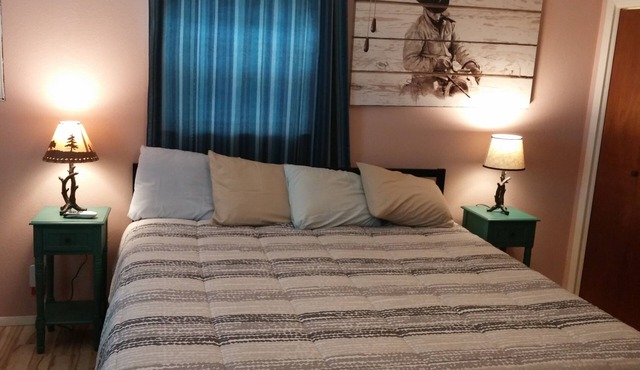Rural Oasis - Cowboy's Private Room & Private Bathroom